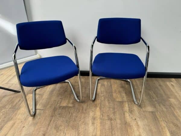 Markant design vergaderstoel blauw