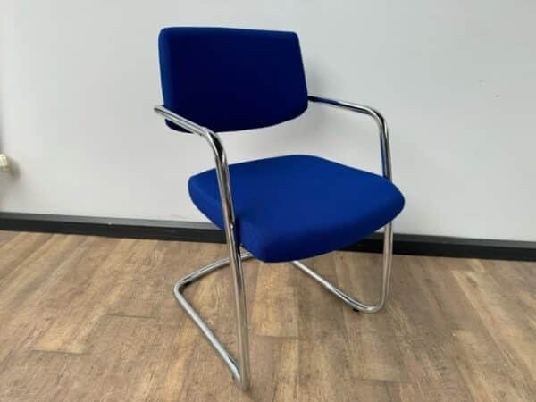 Markant design vergaderstoel blauw