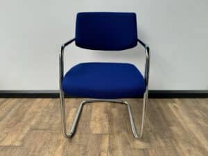 Markant design vergaderstoel blauw