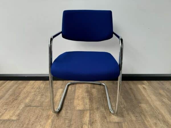Markant design vergaderstoel blauw