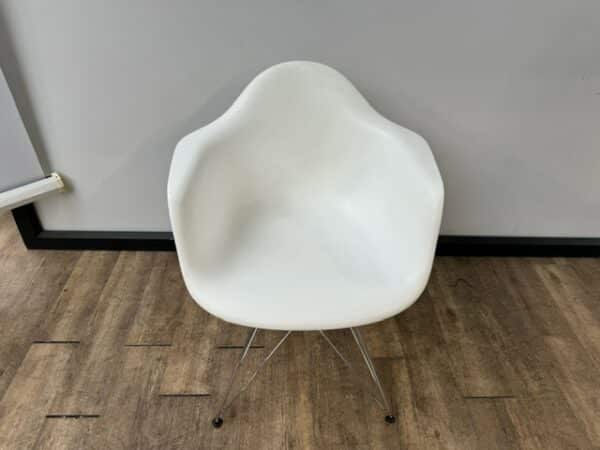 Witte kuipstoel met chromen onderstel