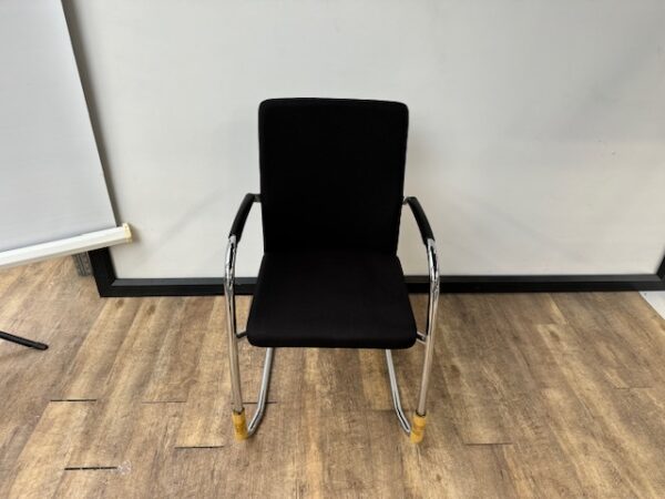 Vergaderstoel zwart chromen frame stapelbaar