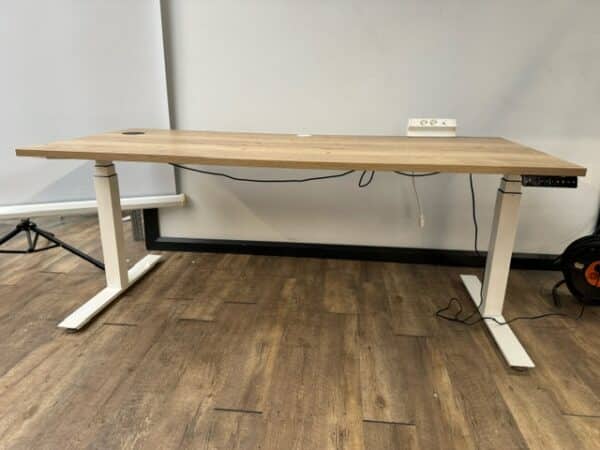 Elektrisch verstelbaar zit-sta bureau incl. opties