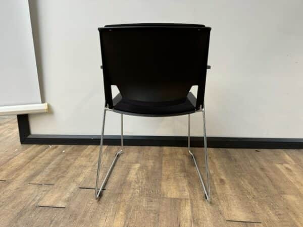 Zwarte stapelbare stoelen Haworth