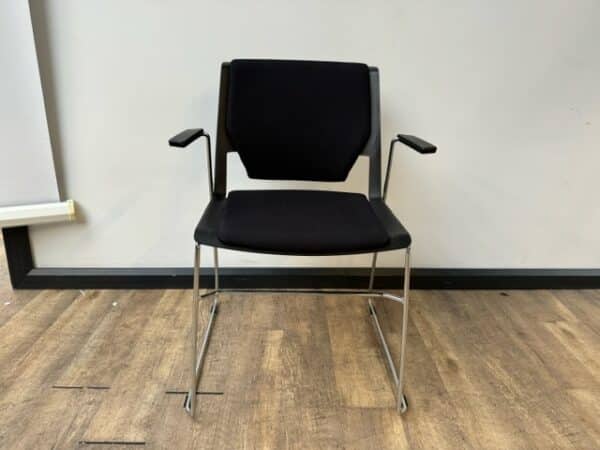 Zwarte stapelbare stoelen Haworth