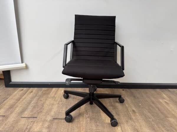 Zwarte design bureaustoel midden hoge rug