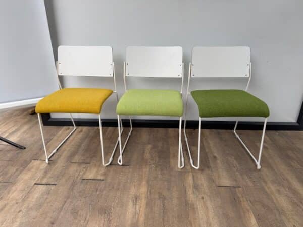 Stapelbare stoelen groen geel