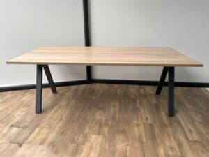 Vergadertafel met antracieten V-poot
