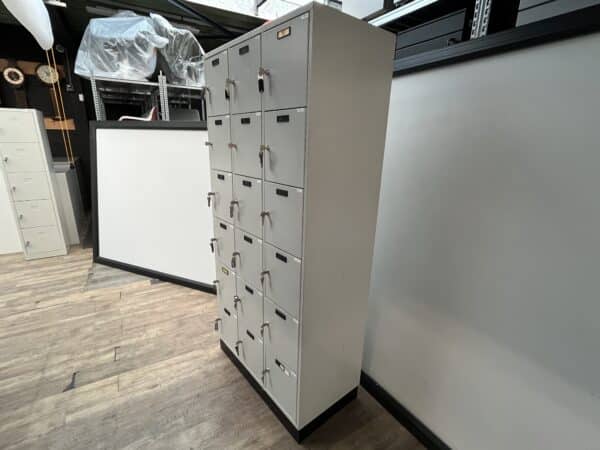 18 deurs - Lockerkast