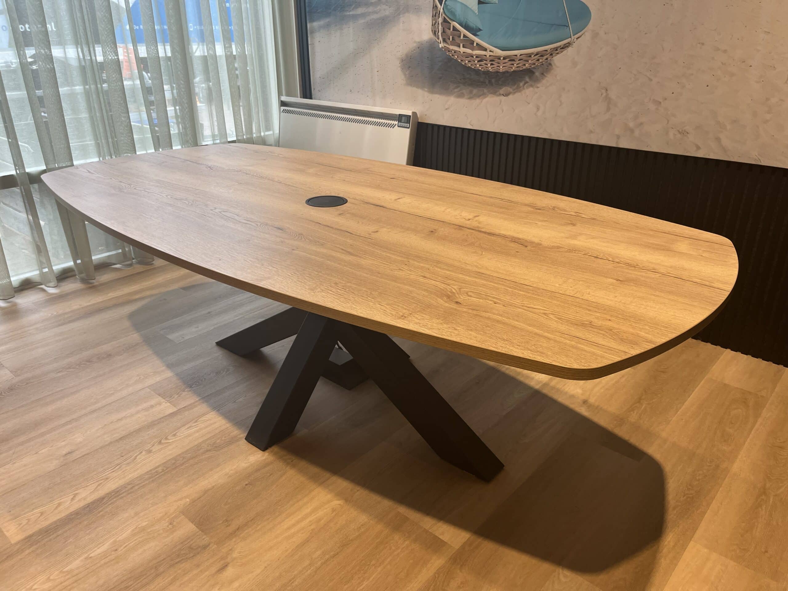 Deensovale vergadertafel x-poot
